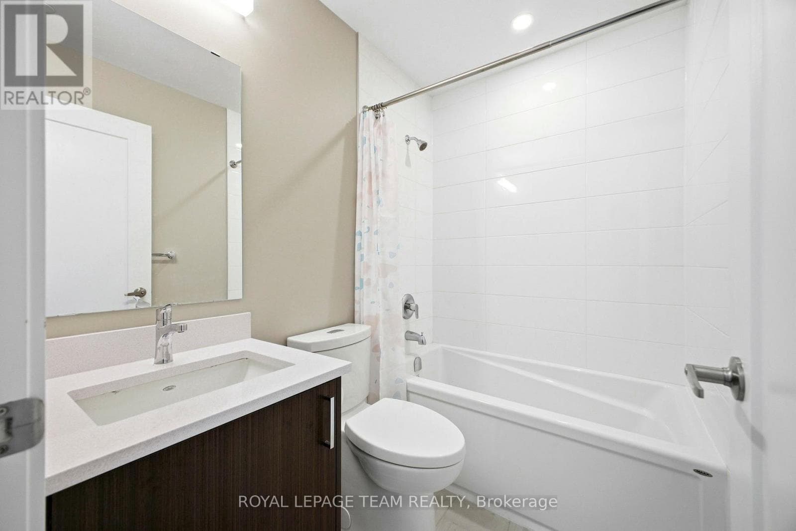 209 - 360 DESCHATELETS AVENUE E — photo 2