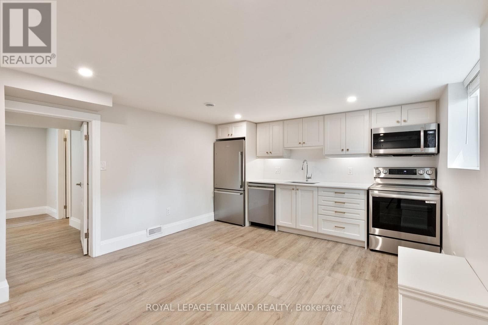 LOWER - 16 INVERARY ROAD — photo 4